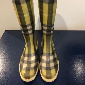 Burberry Rain Boots in Lime Size 10